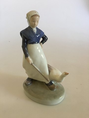 Royal Copenhagen Figurine No 528 Pige med Gås