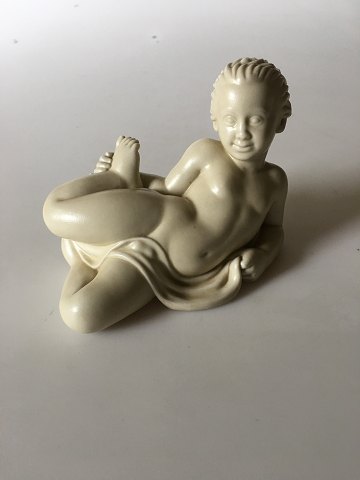Royal Copenhagen Sjælden figur af nøgen dreng i jern porcelæn