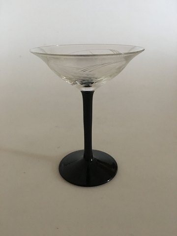 "Jane" Sortfods Likørglas med drueslibning. Holmegaard