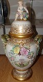 Royal Copenhagen Pragt Vase med putti figur 1 af 2 vaser
