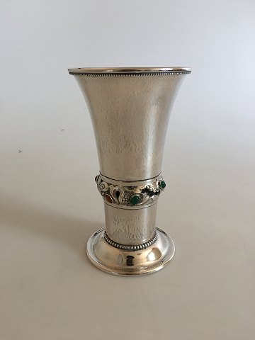 Georg Jensen 830 Sølv Skønvirke Vase No 132 Med Indfattede Sten af Rav og Grøn 
Agat