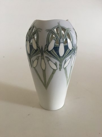 Royal Copenhagen Art Nouveau Vase gennembrudt og med motiv af Vintergækker No 
470/256