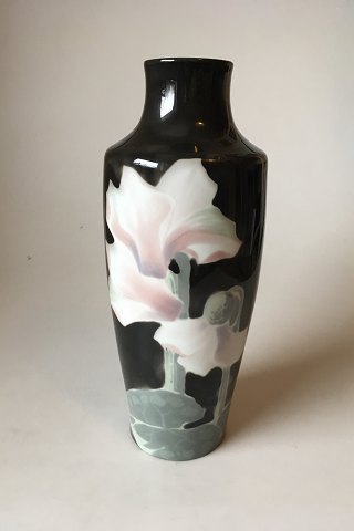 Rørstrand Per Algot Eriksson, Sort vase med blomsterdekoration
