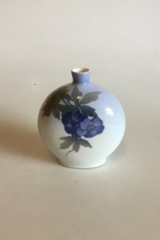 Royal Copenhagen Flad vase med blå blomst No 1763/209B