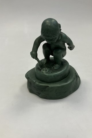 P. Ipsens Enke Keramisk Figur af Lille Pige med Skovl i Grøn Glasur No. 889