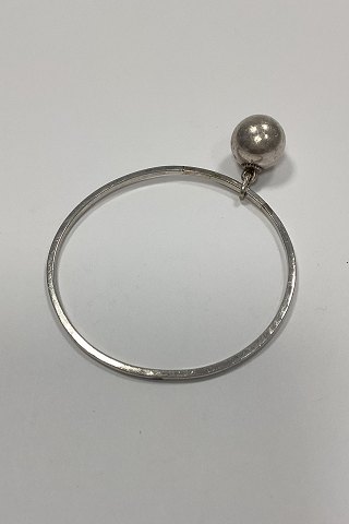 Sølv Armring med kuglevedhæng og indgravering
