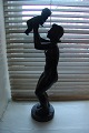 Niels Tvede Bronze Figur af Mor med Barn lavet hos 
Evan Jensen Bronzestøberi. Denne mærket "Model"