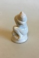 L. Hjorth Hvidglaseret keramik Figur af siddende kvinde No 810