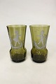 Antagelig tysk glas. Sæt på to vaser i grønt glas med hvid dekoration